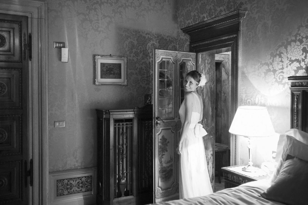 bride in a room in villa fiordaliso